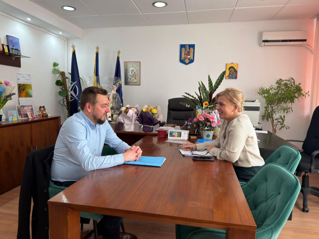 Dialog pentru dezvoltarea comunei Poiana Teiului între primarul Alexandru Teodor Chirilă și vicepreședintele CJ Neamț, Mihaela Isciuc