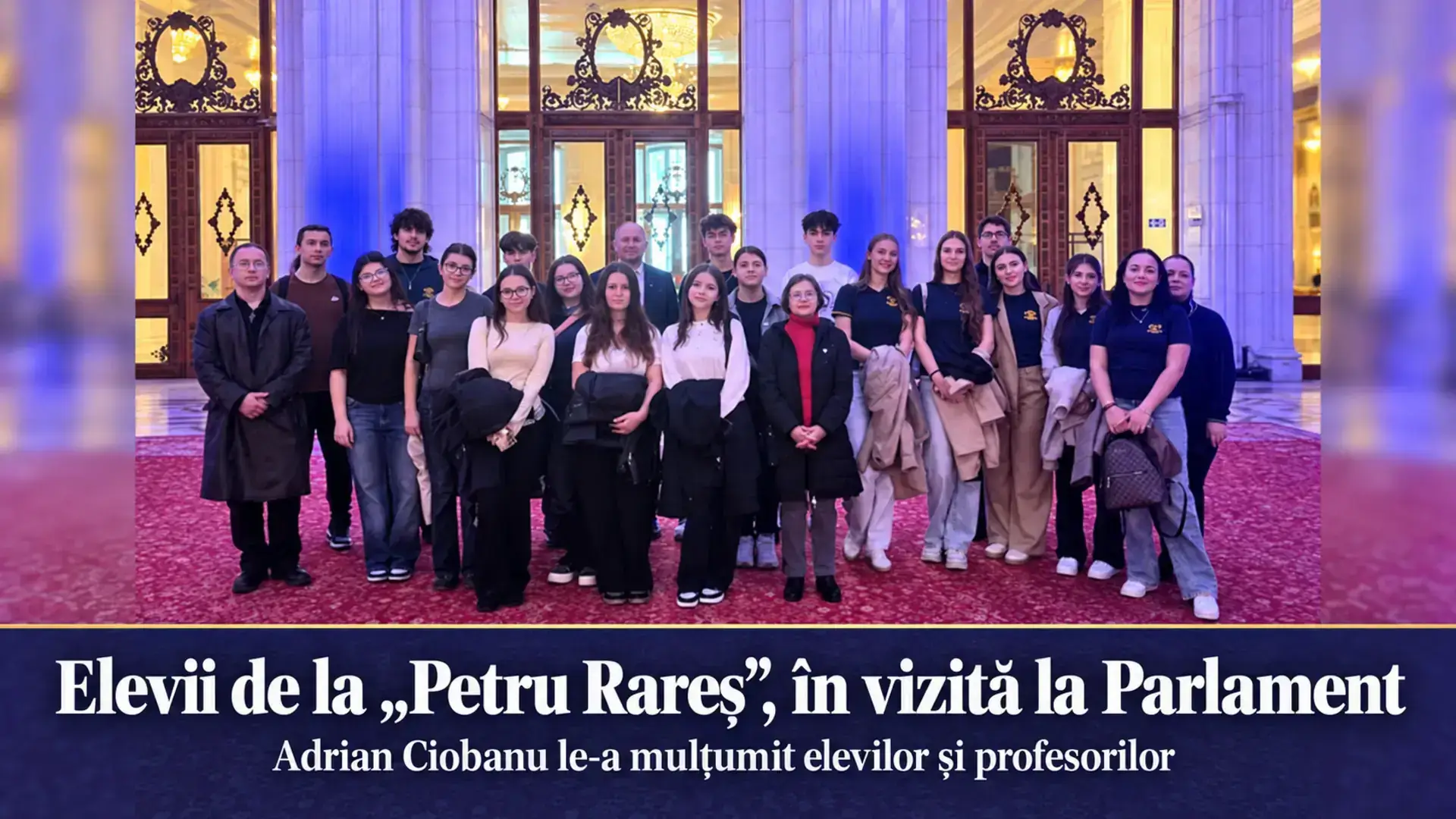 Elevii de la Petru Rareș și Adrian Ciobanu, în holul Palatului Parlamentului